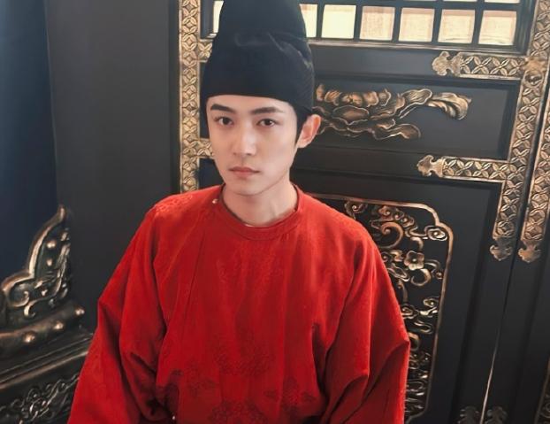 掉后险些没认出来他反差感也太强了j9国际国色芳华：戴上眼罩帅气摘(图11)