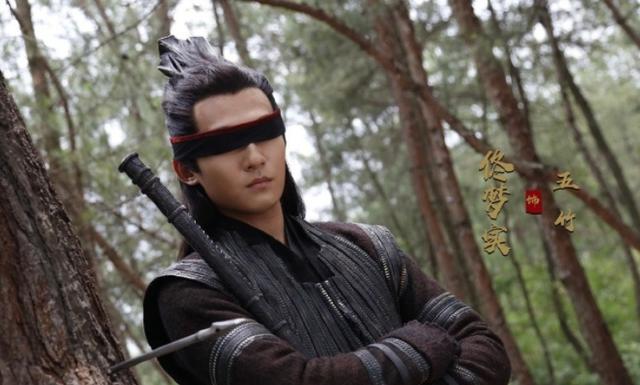 掉后险些没认出来他反差感也太强了j9国际国色芳华：戴上眼罩帅气摘(图7)