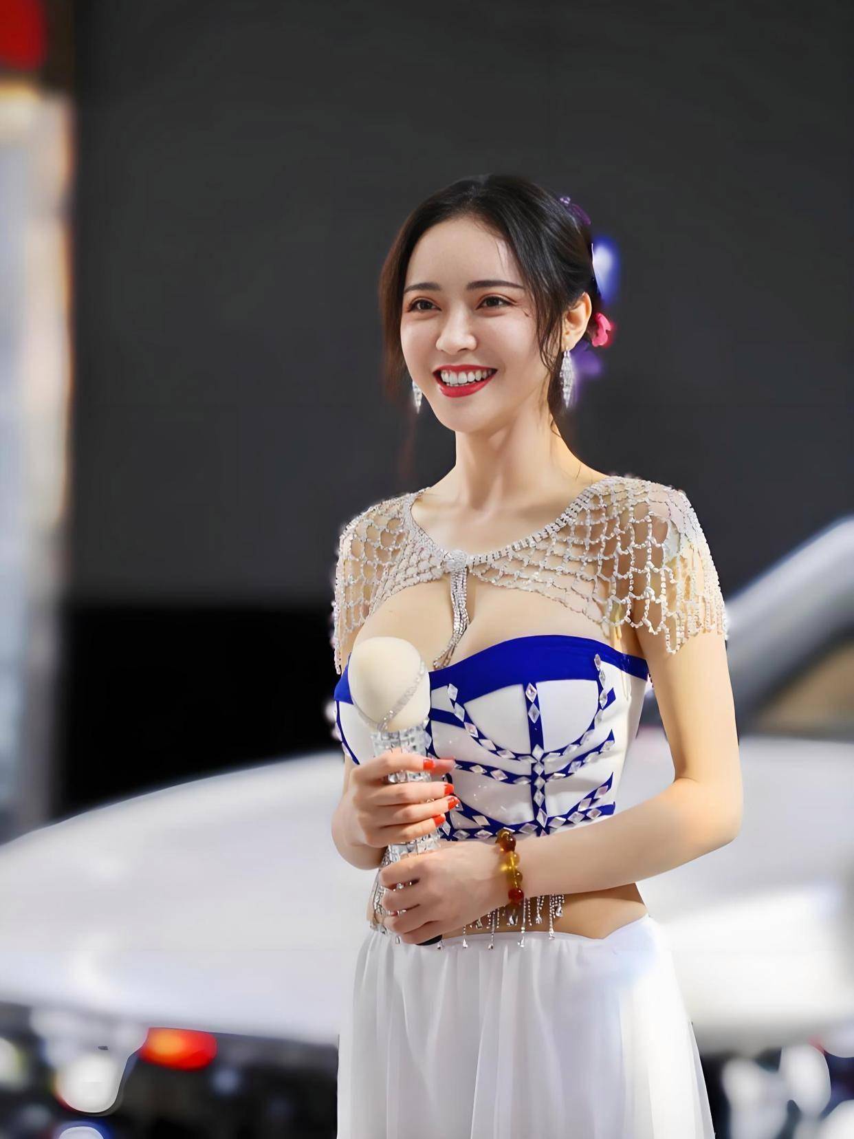 电影这魔鬼身材不愧是模特出身！J9国际网站潘春春最惊艳的3部(图5)